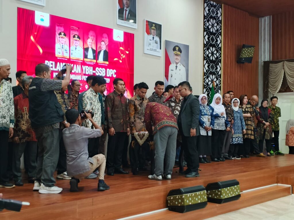 Ketua baznas kota palembang mendapat penghargaan dari YBH-SSB DPC Kota Palembang