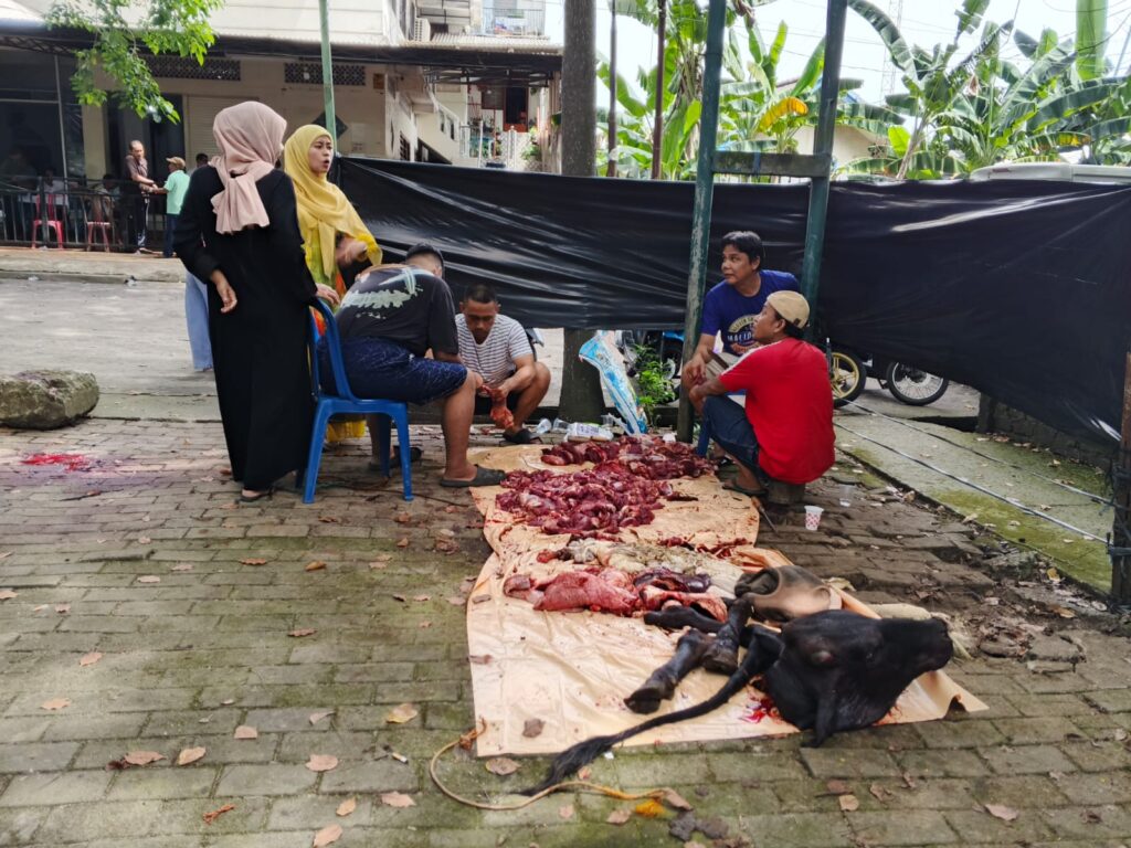Sentuhan Humanis di Masjid Al-Ukhuwwah SAS Ilir Timur II: Distribusi Kurban Tepat Sasaran untuk Warga dan PedagangPedagang